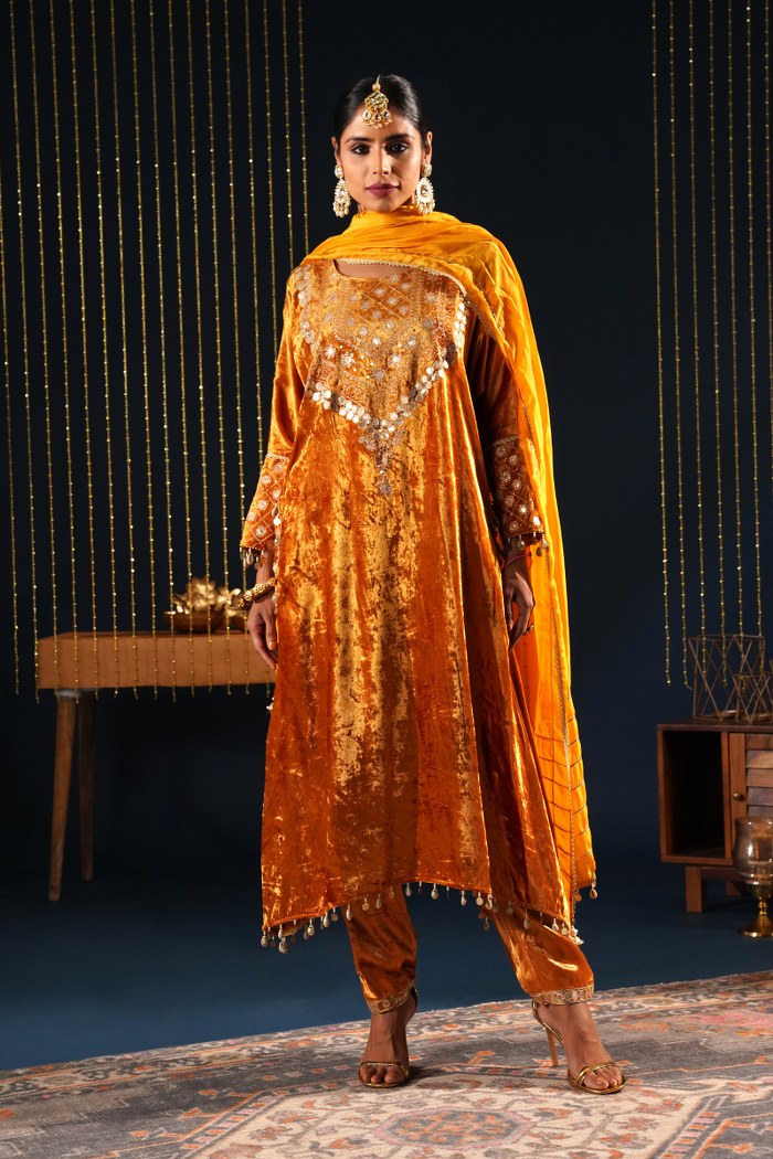 Mustard Yellow Velvet Choga Suit Set with Potli – Jashn-E-Rang