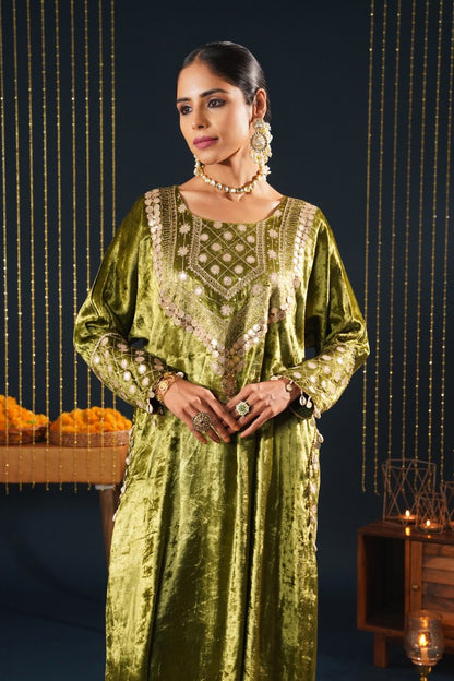 Pista Green Velvet Choga Suit Set with Potli – Jashn-E-Rang